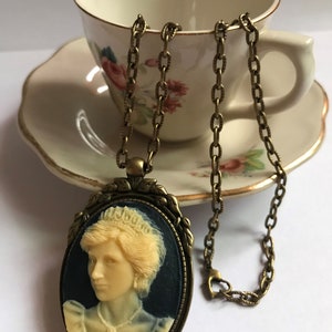 Beautiful Vintage antiqued bronze &quot; Princess Lady Diana &quot; cameo maxi pendant Necklace