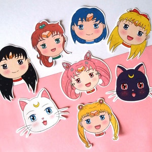 Könnte beinhalten: Ein Set mit neun bunten Aufklebern mit Charakteren aus der beliebten Anime-Serie Sailor Moon. Die Aufkleber zeigen Sailor Moon, Sailor Mercury, Sailor Mars, Sailor Jupiter, Sailor Venus, Tuxedo Mask, Luna, Artemis und eine Katze. Die Aufkleber sind perfekt, um deinem Laptop, deiner Wasserflasche oder deinem Handy einen Hauch von Anime zu verleihen.