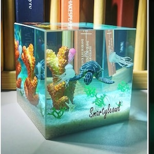 タートルレジンジオラマ、手作りの海の風景、海のレジンジオラマ、ユニークなギフト、光る水中アート、クラゲレジンアート