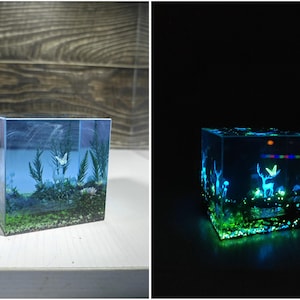 Puede incluir: Una taza de cer&aacute;mica blanca con un asa negra y el texto "But First, Coffee" en un estilo manuscrito. La taza est&aacute; sobre una superficie blanca. La taza mide aproximadamente 10 cm de alto.