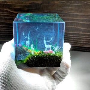Diorama de resina de Patronus / Arte en miniatura / Brillo fantasmal de los ciervos del bosque / Patornus en el Bosque Encantado / Regalos de Patornus / Regalo de bruja 2stag+stump