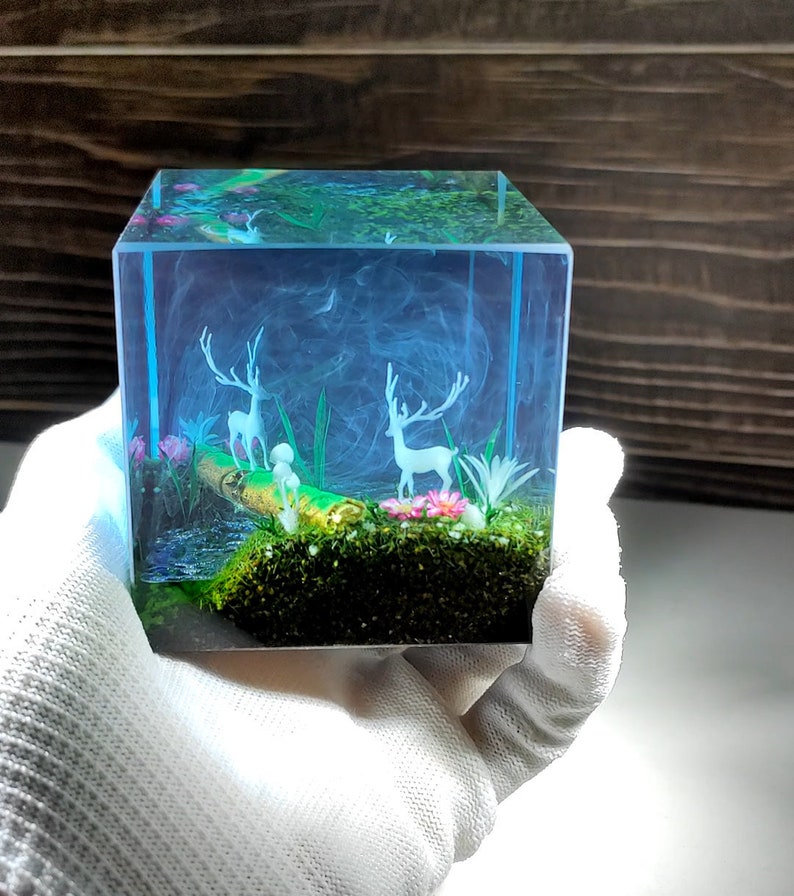 Diorama de resina de Patronus / Arte en miniatura / Brillo fantasmal de los ciervos del bosque / Patornus en el Bosque Encantado / Regalos de Patornus / Regalo de bruja 2stag+stump