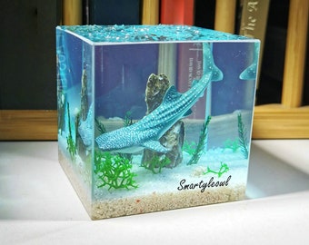Walhai-Harz-Diorama, handgefertigte Ozeanszene, einzigartiges Geschenk für Ozeanliebhaber, leuchtende Unterwasserkunst, Quallenharzkunst