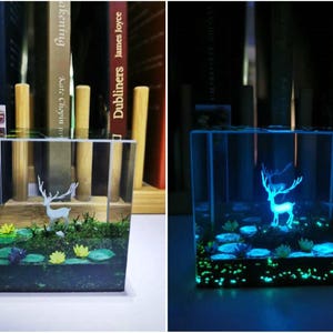 Puede incluir: Una taza de cer&aacute;mica blanca con un asa negra y el texto "But First, Coffee" en negro y negrita. La taza est&aacute; sobre una superficie blanca. La taza parece estar vac&iacute;a.