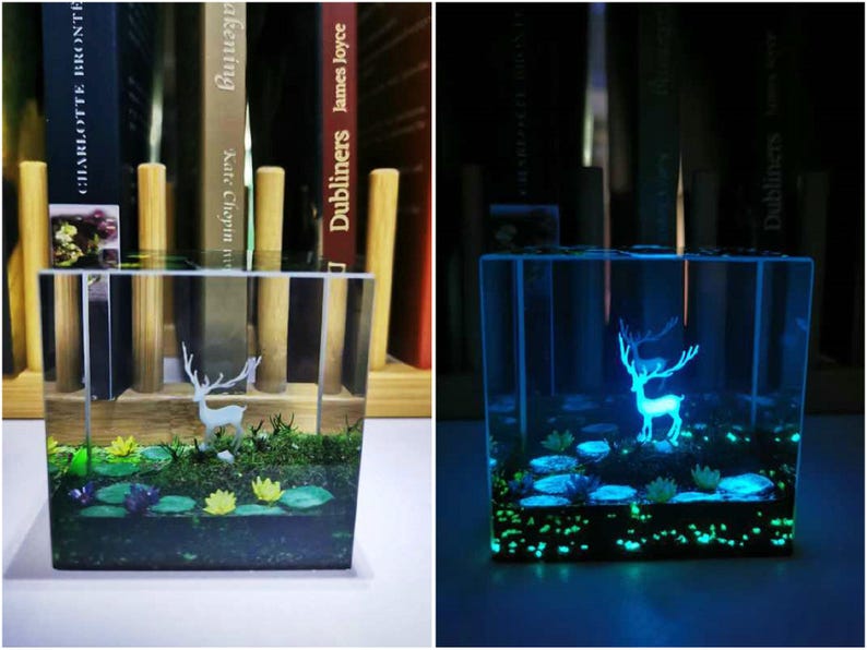 Puede incluir: Una taza de cer&aacute;mica blanca con un asa negra y el texto "But First, Coffee" en negro y negrita. La taza est&aacute; sobre una superficie blanca. La taza parece estar vac&iacute;a.