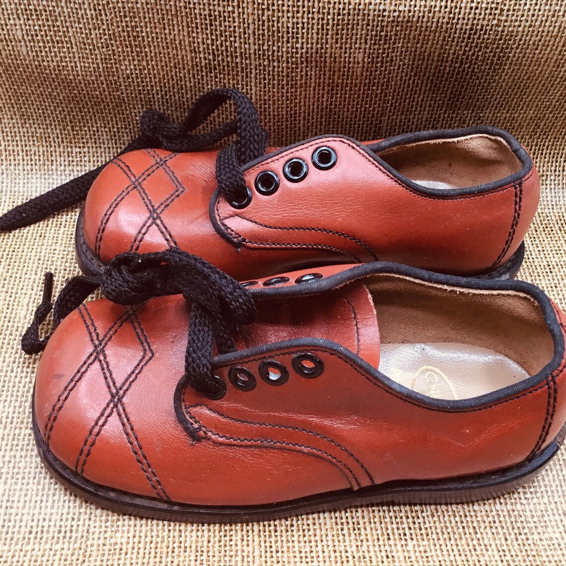 childs red shoes