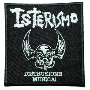 Może przedstawiać: Czarno-biała naszywka haftowana z tekstem "Isterismo" i "Distruzione Musicale" w stylu gotyckim. Naszywka przedstawia czaszkę z rogami.