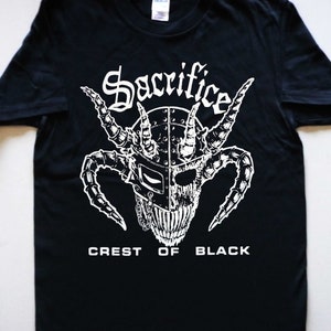 SACRIFICE Crest of Black - T-shirt med tryck från Sabrabell Metalpunk Outrage Zadiekel