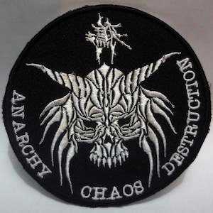 Może przedstawiać: Czarno-biała naszywka haftowana z czaszką z rogami i napisami "Chaos", "Anarchia" i "Zniszczenie" wokół.