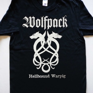 Puede incluir: Camiseta negra con un gráfico blanco de dos cabezas de lobo con un diseño de nudo y el texto "Wolfpack Hellhound Warpig".