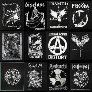 Peut inclure: Une collection de douze écussons noirs et blancs avec divers motifs et textes. Les écussons présentent des images telles que des crânes, des ailes et des textes comme "Punk Kill", "Apocalypse" et "Equalizing Distort". Les écussons sont probablement pour les vêtements ou les accessoires.