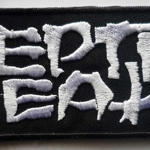 Puede incluir: Parche bordado blanco con el texto "SEPTIC DEATH" sobre un fondo negro.
