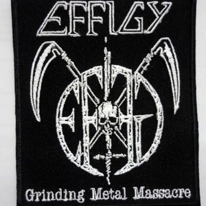Op de afbeelding: Zwart-wit geborduurde patch met de tekst "Effigy Grinding Metal Massacre" en een schedel en gekruiste beenderen ontwerp.