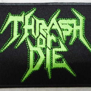 Op de afbeelding: Groen geborduurd patch met de woorden "Thrash or Die" op een zwarte achtergrond.