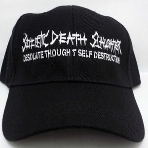 Könnte beinhalten: Schwarze Baseballkappe mit weiß gesticktem Text, der "Aesthetic Death Slaughter Desolate Though Self Destruction" lautet.