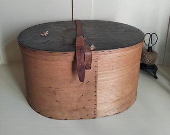 Large Round Hat box / Hatbox set of 5 in brown undecorated