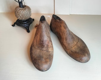 Formes de chaussures en bois françaises anciennes, formes en bois de cordonniers, formes de chaussures de cordonniers français, beaux objets de décoration