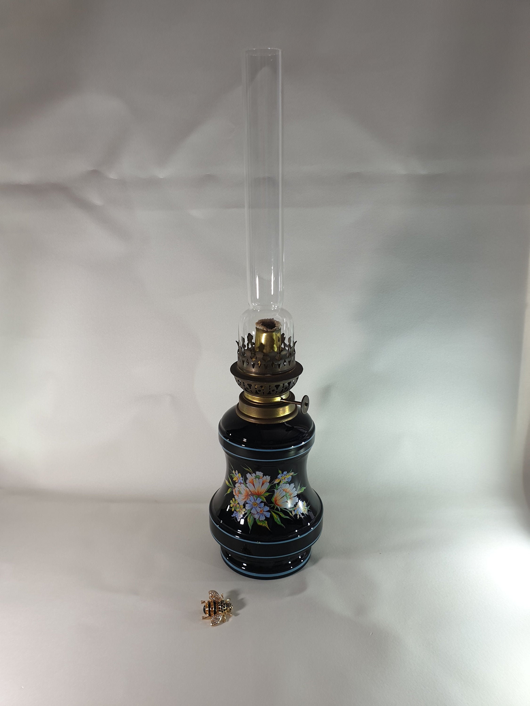 lampe à huile vintage française en céramique, lampe vintage, base florale céramique noire, pétrole avec grande cheminée verre, ouragan
