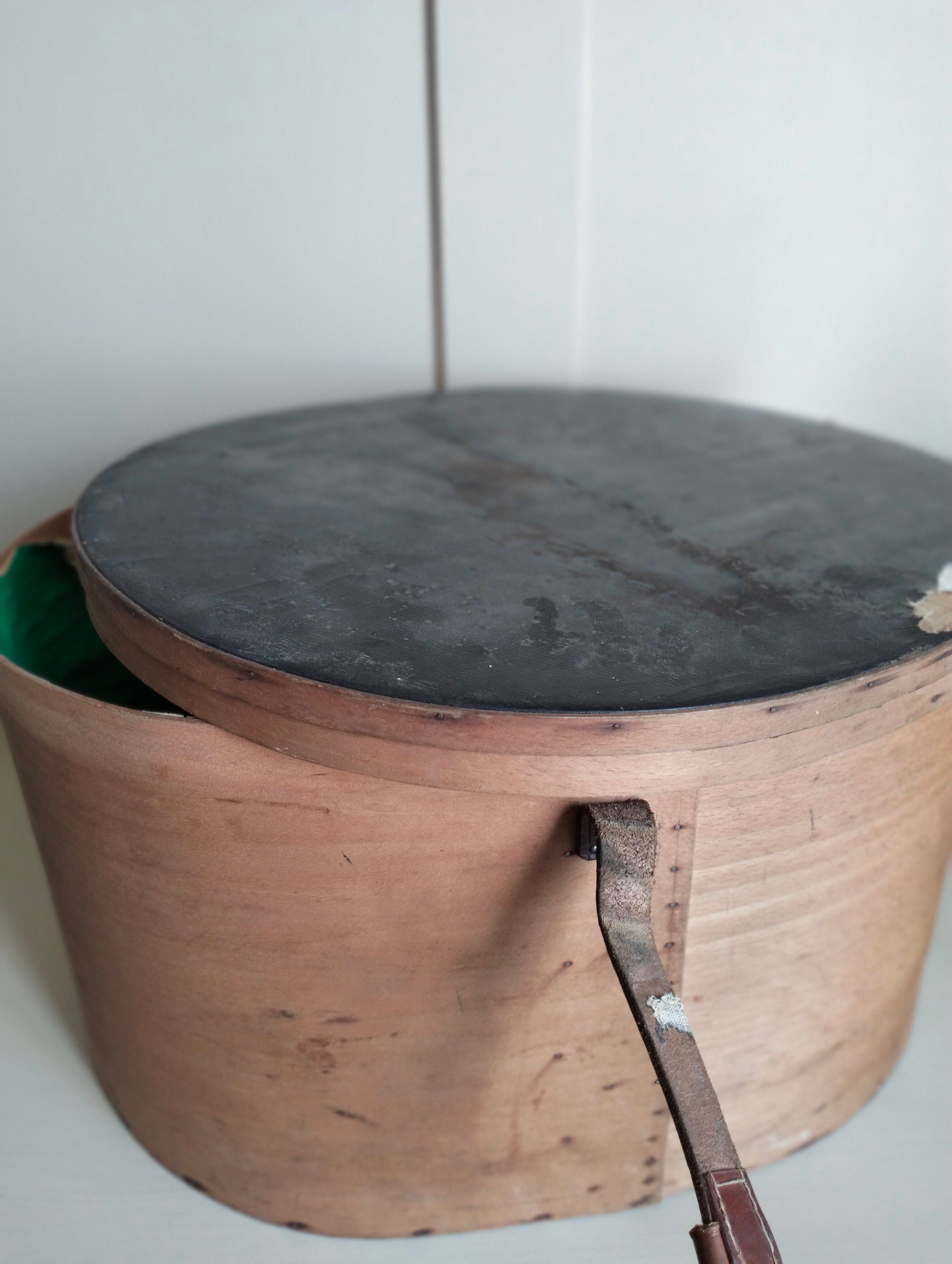 Antique French hat box 17¼ – Chez Pluie