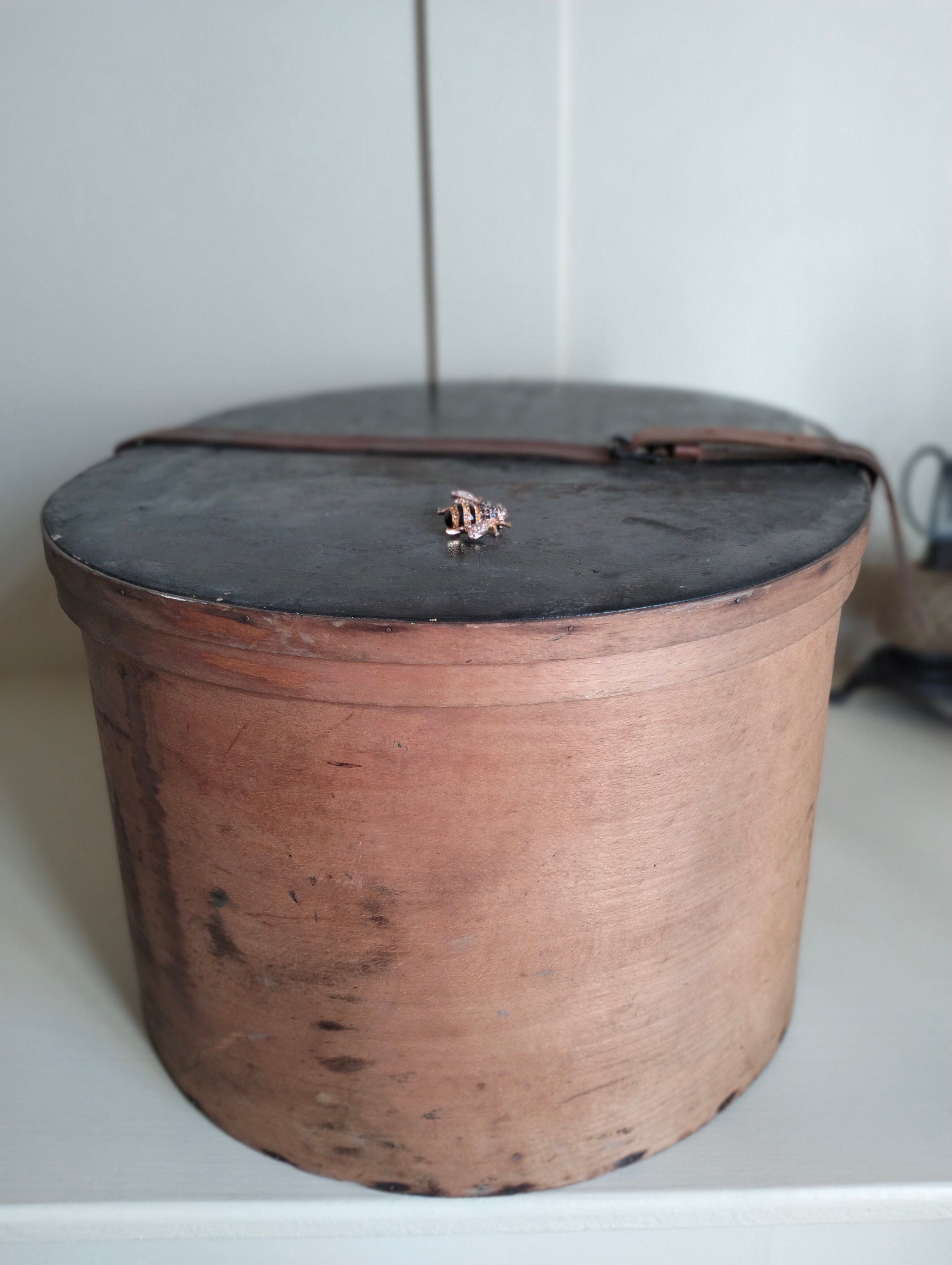 Antique French hat box 17¼ – Chez Pluie