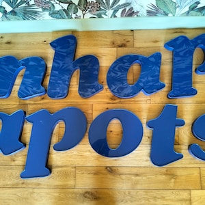 Letras vintage de plexiglás azul francés para tienda, decoración de diseño industrial en Francia, señalización retro reciclada de mediados de siglo.