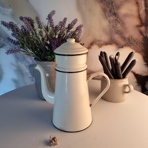 Französische Vintage Emaillegeschirr-Kaffeekanne, cremefarben mit grünem Rand, rustikale Küchendekoration