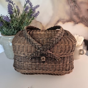 Antique French wicker Basket, French Bressan Basket, French Vintage Rattan Basket, Stylish Country Look, Basket with Lid