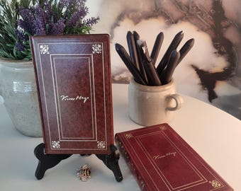 Livro vintage francês de Victor Hugo, com detalhes em dourado e bege, para decoração de casa.