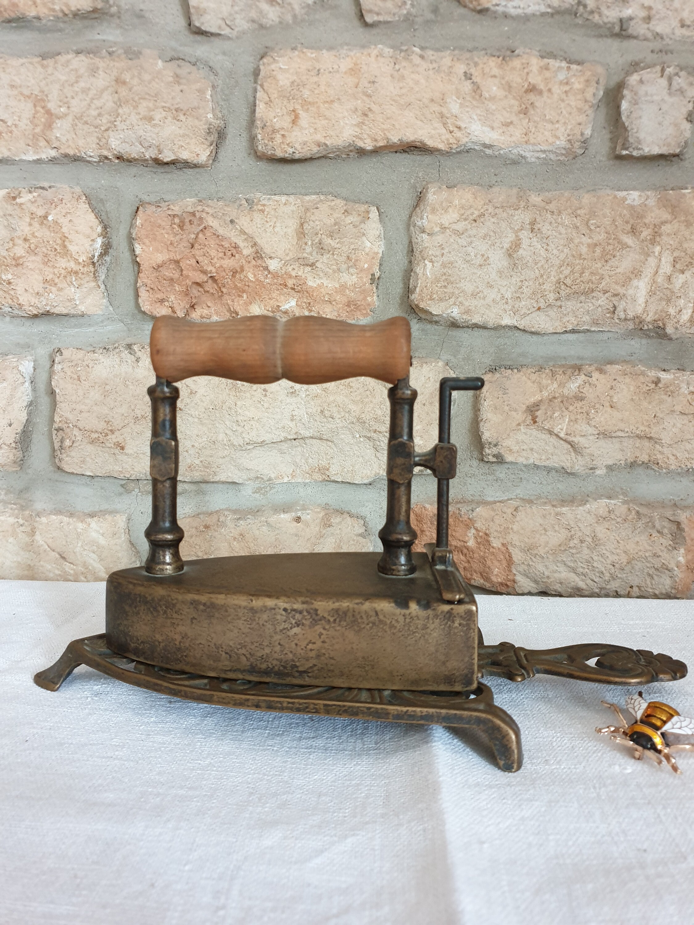 Vintage Flat Iron & Stand, Sad Iron, Bookend, Doorstop, Décoration de Ferme, Maison