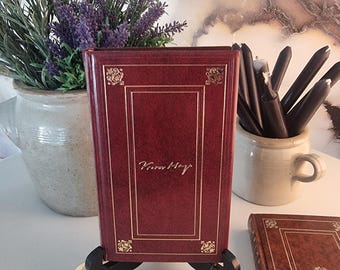Livro francês vintage de Victor Hugo, cor bordô com detalhes em dourado, decoração para casa.