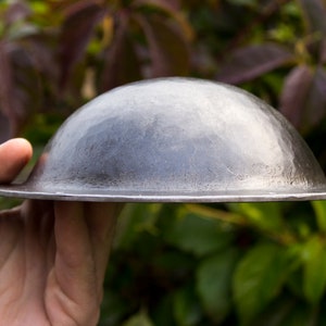 Umbon height 6.5 cm, umbon in the shape of a hat, has the shape of a hemisphere with flat sides 2-3 cm wide.