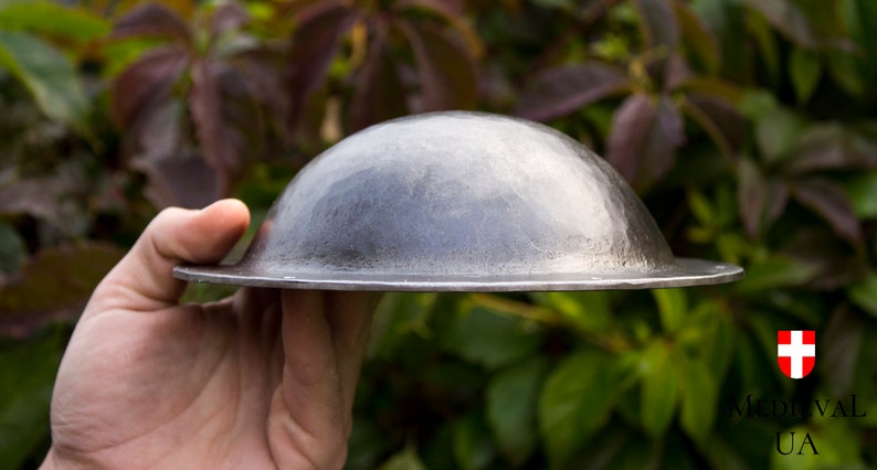 Umbon height 6.5 cm, umbon in the shape of a hat, has the shape of a hemisphere with flat sides 2-3 cm wide.