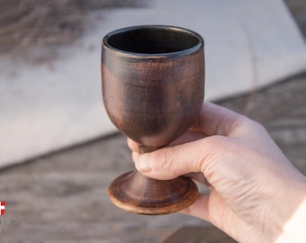 Cáliz ritual medieval – Copa de hidromiel de gres hecha a mano, esmalte oscuro, vajilla para ferias renacentistas.