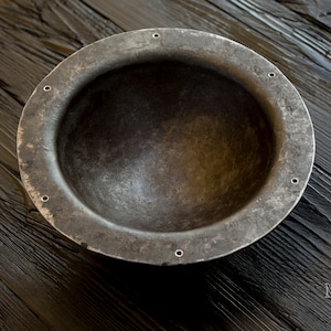 Umbon has inner diameter - 14 cm, umbon in the shape of a hat, has the shape of a hemisphere with flat sides 2-3 cm wide.
