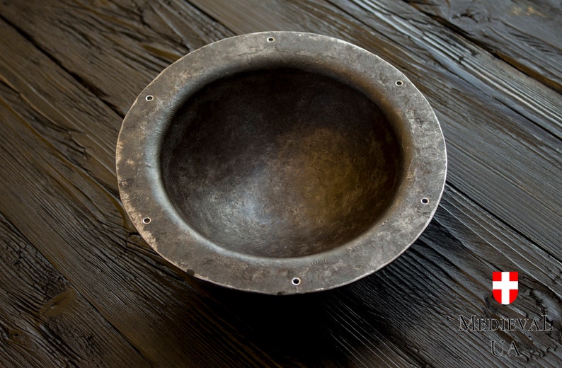 Umbon has inner diameter - 14 cm, umbon in the shape of a hat, has the shape of a hemisphere with flat sides 2-3 cm wide.