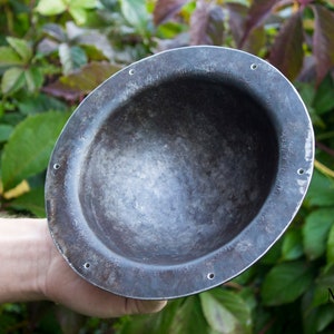 Umbon has inner diameter - 14 cm, umbon in the shape of a hat, has the shape of a hemisphere with flat sides 2-3 cm wide.