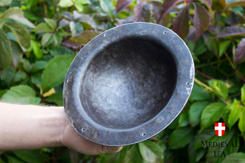 Umbon has inner diameter - 14 cm, umbon in the shape of a hat, has the shape of a hemisphere with flat sides 2-3 cm wide.