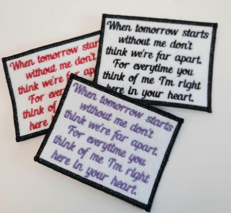 K&ouml;nnte beinhalten: Drei wei&szlig;e Stoff-Patches mit schwarzen R&auml;ndern, jeder mit dem gleichen Text in verschiedenen Farben: "Wenn morgen ohne mich beginnt, denk nicht, dass wir weit entfernt sind. Jedes Mal, wenn du an mich denkst, bin ich direkt hier in deinem Herzen."