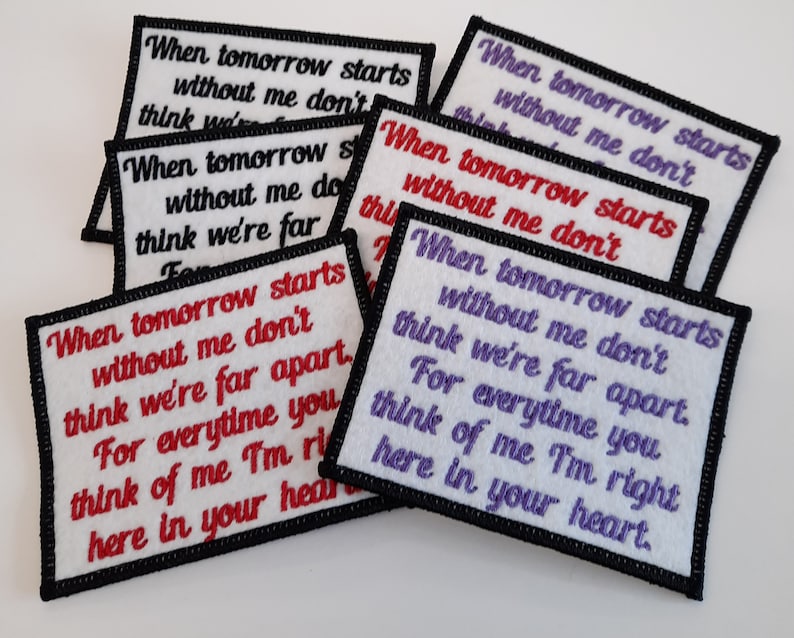 K&ouml;nnte beinhalten: Ein Satz wei&szlig;er Stoffpatches mit schwarzen R&auml;ndern, jeder mit dem gestickten Text "When tomorrow starts without me don't think we're far apart. For everytime you think of me I'm right here in your heart."