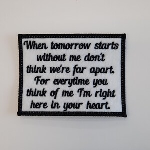 K&ouml;nnte beinhalten: Wei&szlig;er gestickter Aufn&auml;her mit schwarzen N&auml;hten. Der Text lautet: "Wenn morgen ohne mich beginnt, denk nicht, dass wir weit entfernt sind. Jedes Mal, wenn du an mich denkst, bin ich genau hier in deinem Herzen."