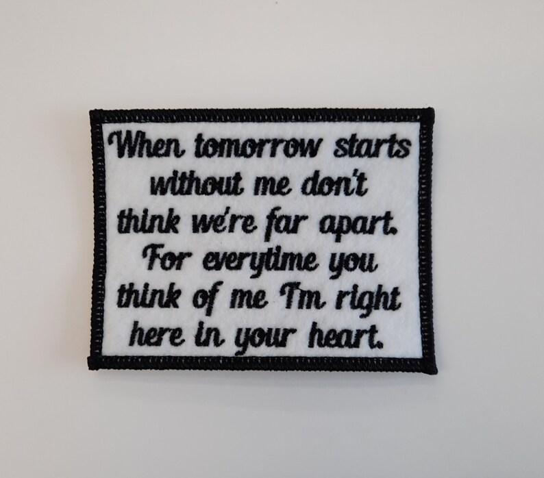 K&ouml;nnte beinhalten: Wei&szlig;er gestickter Aufn&auml;her mit schwarzen N&auml;hten. Der Text lautet: "Wenn morgen ohne mich beginnt, denk nicht, dass wir weit entfernt sind. Jedes Mal, wenn du an mich denkst, bin ich genau hier in deinem Herzen."