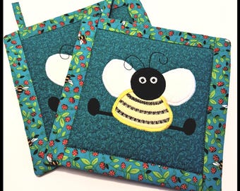 Quilted Bee Potholders Set: Appliqued Farmhouse Decor