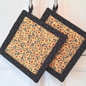 Sunflower Potholders, Insulated Quilted Potholders Set of 2, Bee Potholders, Farmhouse Potholders, Bee keeper gift