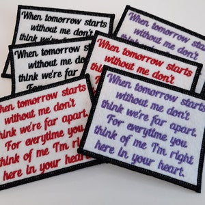 K&ouml;nnte beinhalten: Ein Satz wei&szlig;er Stoffpatches mit schwarzen R&auml;ndern, jeder mit dem gestickten Text "When tomorrow starts without me don't think we're far apart. For everytime you think of me I'm right here in your heart."