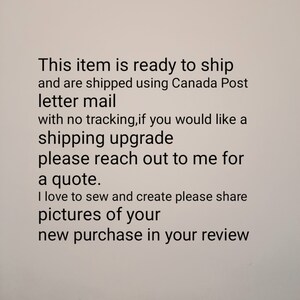 K&ouml;nnte beinhalten: Text auf wei&szlig;em Hintergrund, der lautet: "Dieser Artikel ist versandfertig und wird mit der kanadischen Post per Briefpost ohne Sendungsverfolgung versandt. Wenn Sie ein Versand-Upgrade w&uuml;nschen, kontaktieren Sie mich bitte f&uuml;r ein Angebot. Ich liebe es zu n&auml;hen und zu kreieren, bitte teilen Sie Bilder Ihres neuen Kaufs in Ihrer Bewertung."