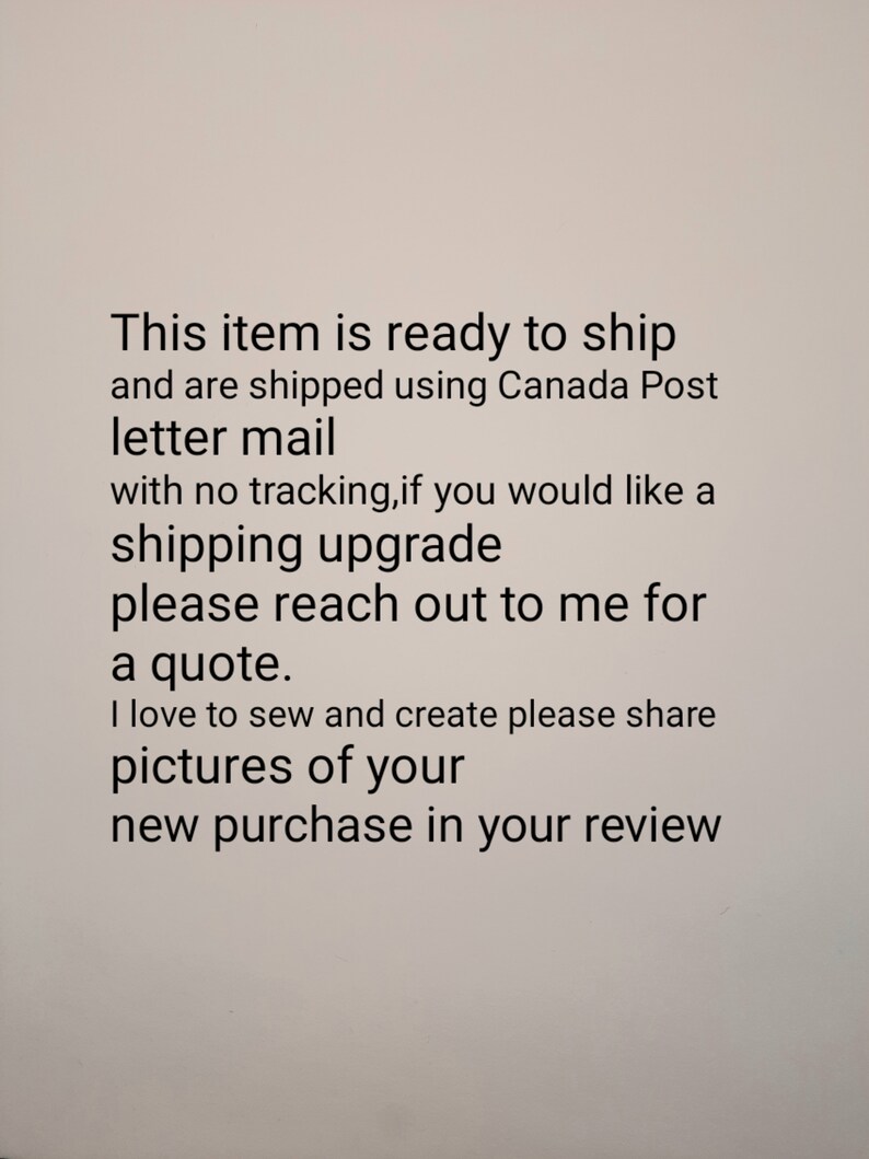 K&ouml;nnte beinhalten: Text auf wei&szlig;em Hintergrund, der lautet: "Dieser Artikel ist versandfertig und wird mit der kanadischen Post per Briefpost ohne Sendungsverfolgung versandt. Wenn Sie ein Versand-Upgrade w&uuml;nschen, kontaktieren Sie mich bitte f&uuml;r ein Angebot. Ich liebe es zu n&auml;hen und zu kreieren, bitte teilen Sie Bilder Ihres neuen Kaufs in Ihrer Bewertung."