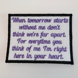 K&ouml;nnte beinhalten: Lila gestickter Patch mit dem Text "When tomorrow starts without me don't think we're far apart. For everytime you think of me I'm right here in your heart."
