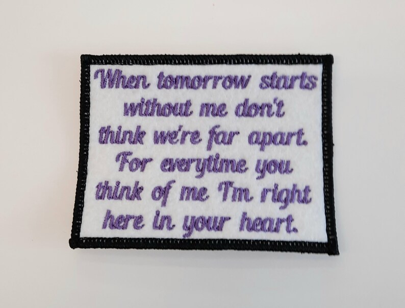 K&ouml;nnte beinhalten: Lila gestickter Patch mit dem Text "When tomorrow starts without me don't think we're far apart. For everytime you think of me I'm right here in your heart."