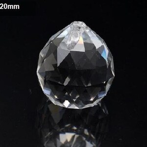 Peut inclure: Une boule de cristal transparente avec un design facett&eacute;, mesurant 20 mm de diam&egrave;tre.