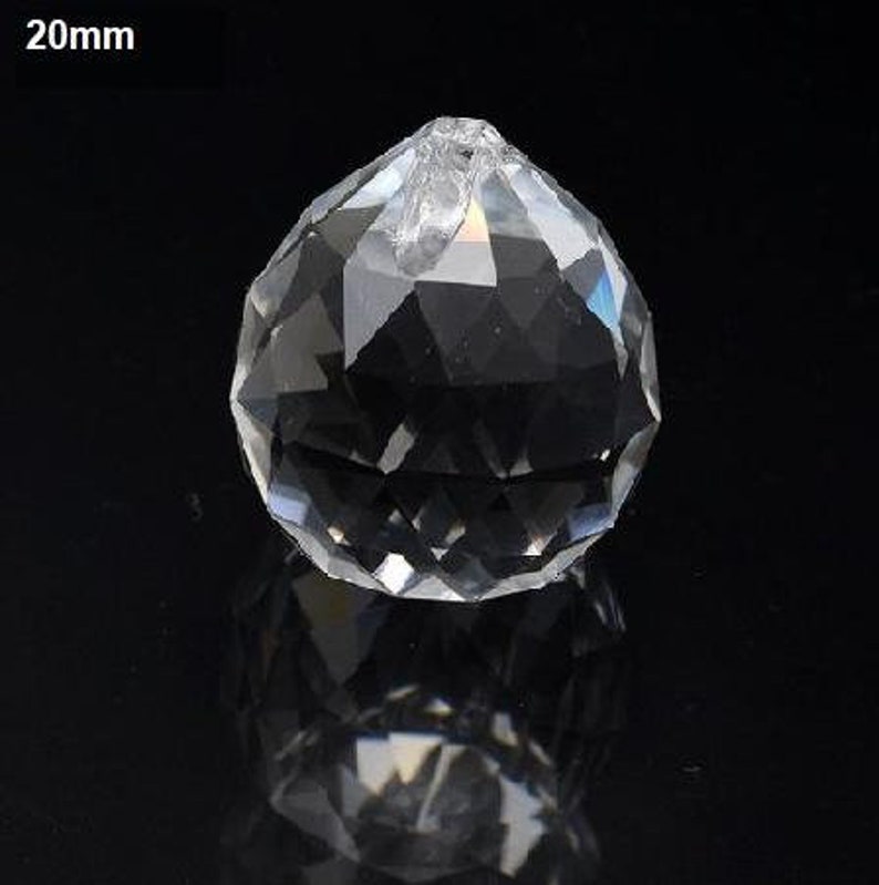 Peut inclure: Une boule de cristal transparente avec un design facett&eacute;, mesurant 20 mm de diam&egrave;tre.